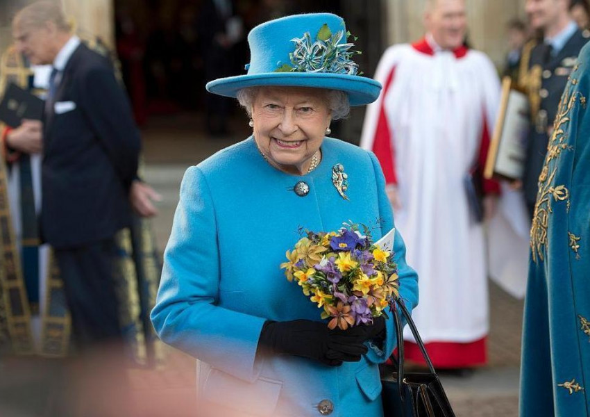 Какво държи в чантата си Кралицата?