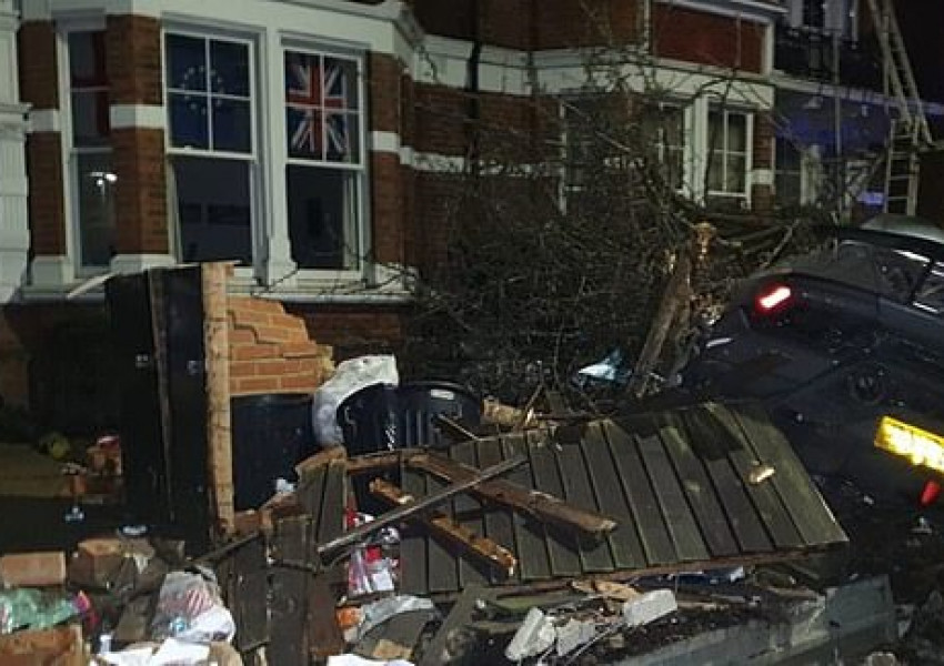 Звезда от Висшата лига заби колата си в двор в южен Лондон (ВИДЕО)