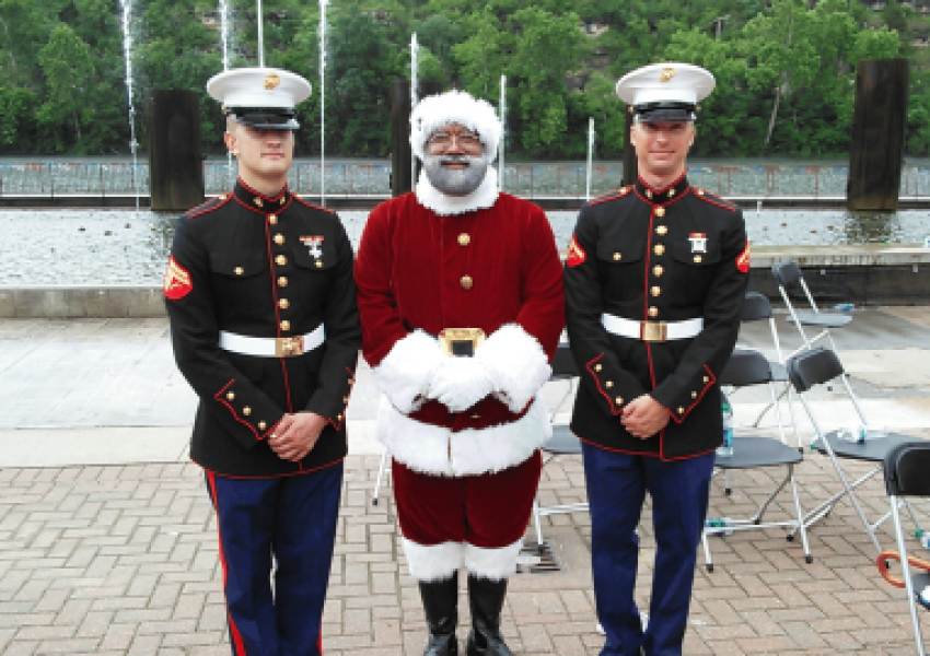 За първи път в САЩ: Тъмнокож Дядо Коледа в местен мол