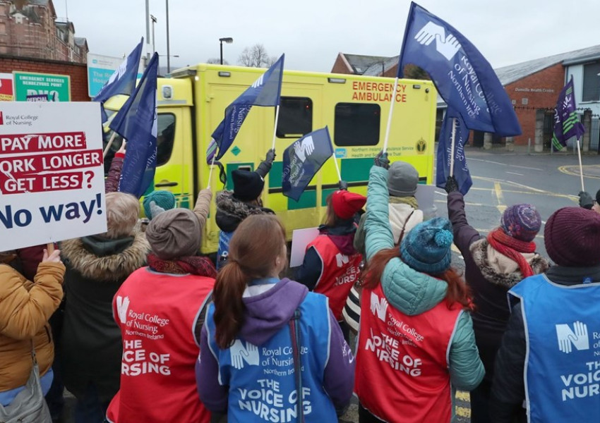 Медицинските сестри във Великобритания стачкуват ефективно, такова нещо досега никога не се е случвало
