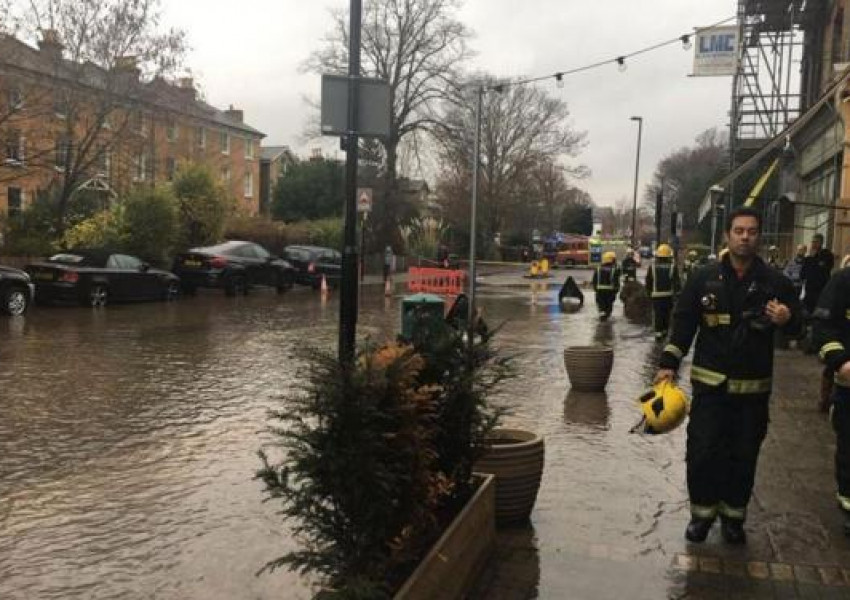 Спукан водопровод причини наводнения в Югоизточен Лондон (СНИМКИ)
