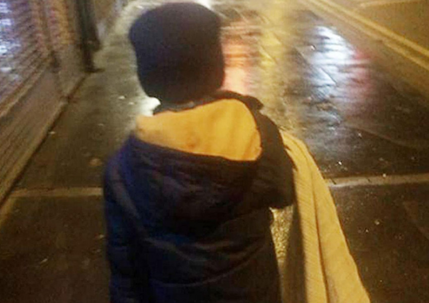 6-годишно момче тръгва на училище по тъмно заради стачката на влаковете в Лондон