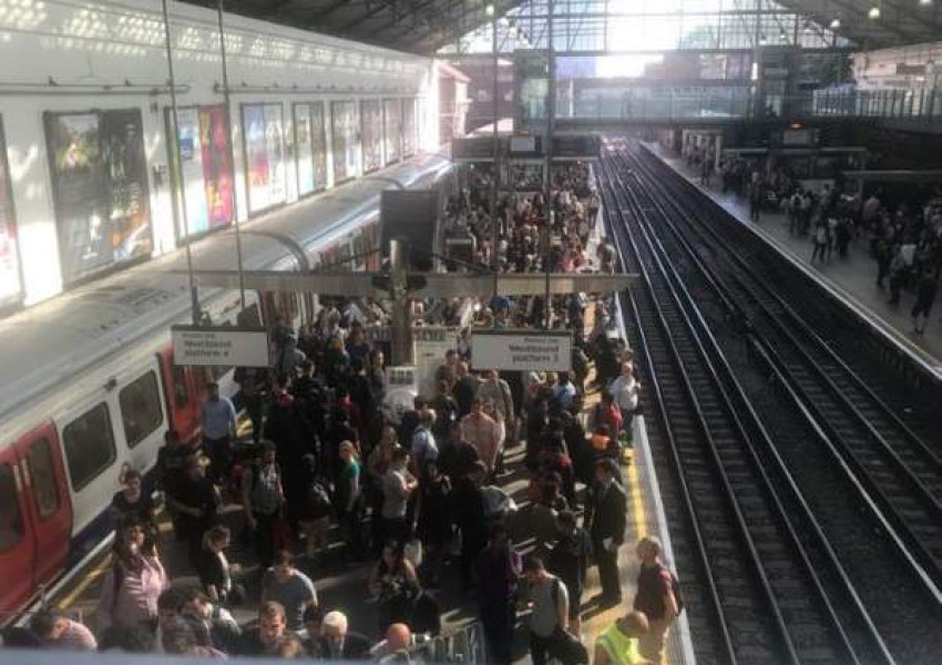 Сериозни проблеми в метрото, пътници блокирани за час