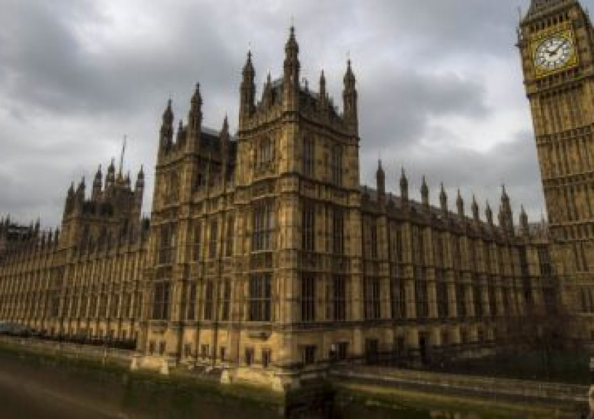 Проверяват подозрителен пакет в сградата на британския парламент