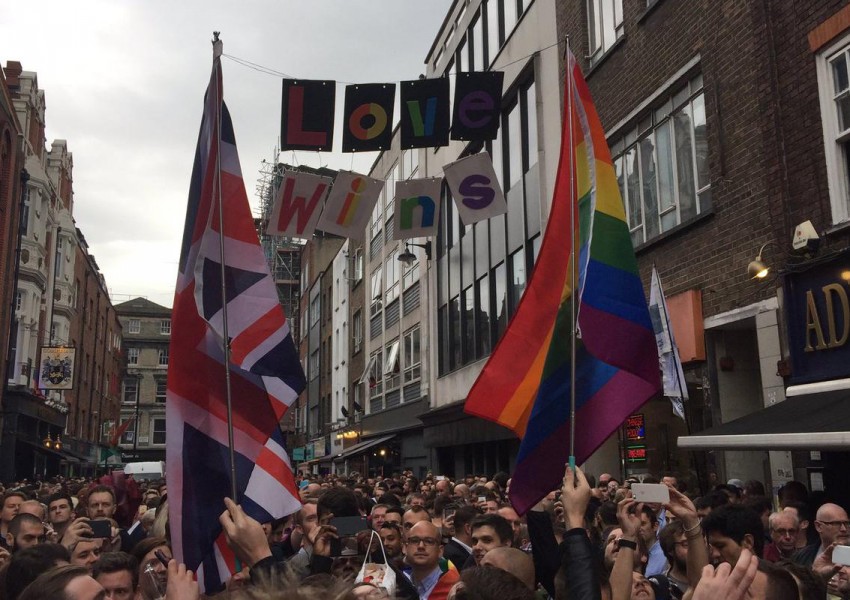 Стотици лондончани се събраха на мирно шествие