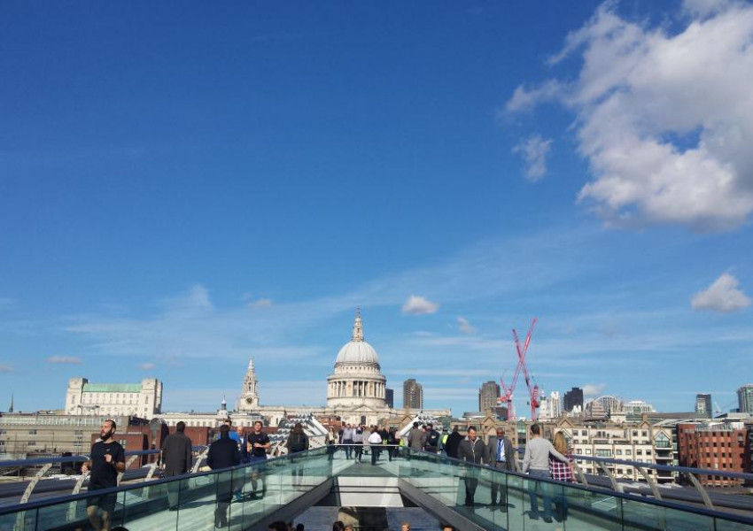 Вижте слънчевият Лондон днес! (СНИМКИ)