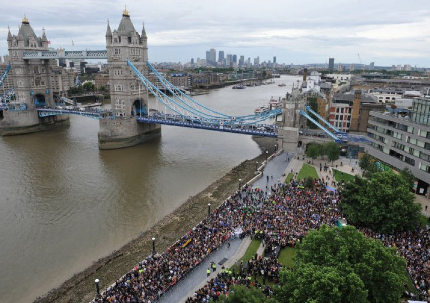 Хиляди присъстваха на възпоменателна церемония в Лондон