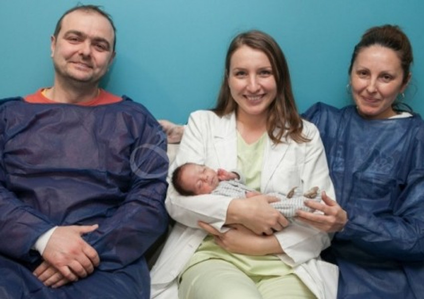 Български лекар раздели сиамски близнаци в утробата на майката преди раждането