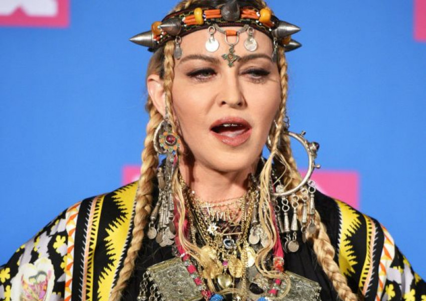 Мадона скандализира за пореден път