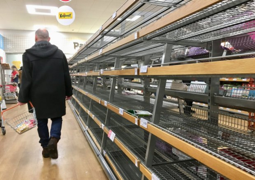 Защо магазините във Великобритания са празни?