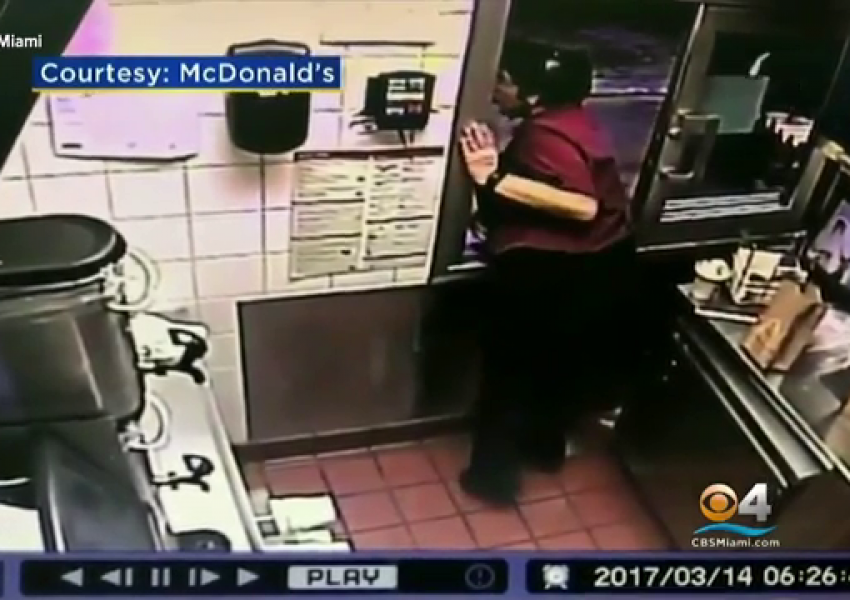 Вижте моментът, в който служител на МакДоналдс спасява клиент в беда