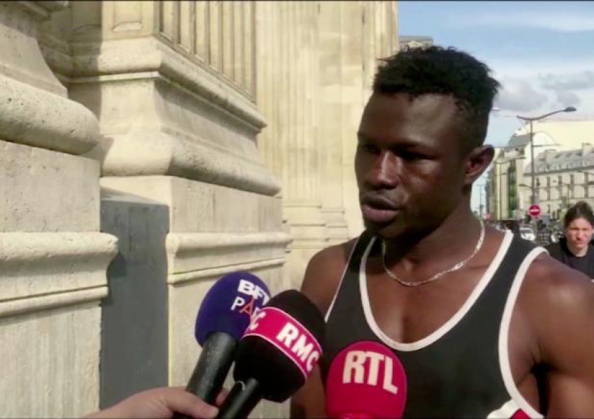 Мигрант в Париж изкачи 4 етажа, за да спаси висящо от тераса момче (ВИДЕО)