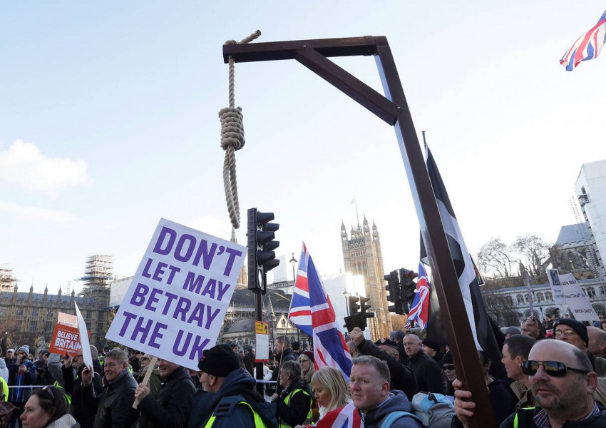 Няколко хиляди души се явиха на протест в подкрепа на "Брекзит" в Лондон