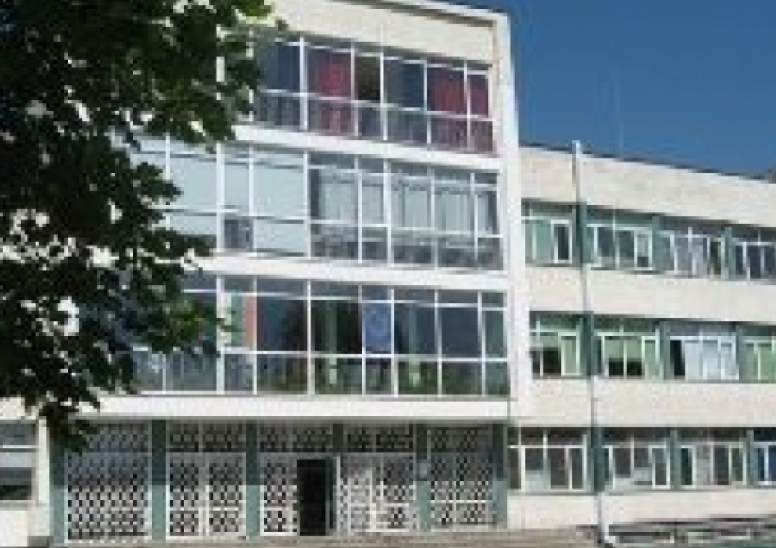4 кв. м. мазилка падна върху ученици в Бургас