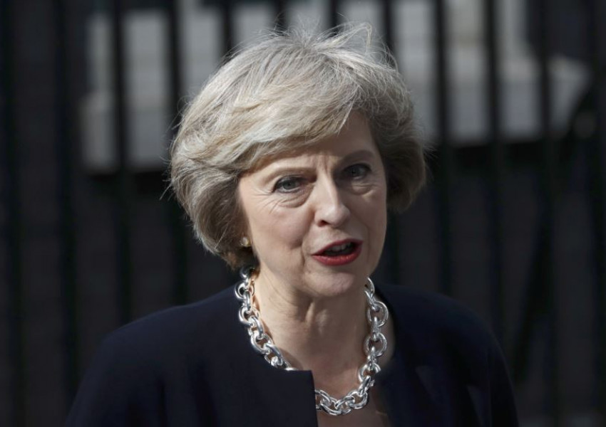 Тереза Мей уволни британския министър на отбраната 