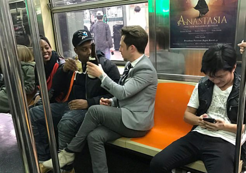 Вижте най-смешните моменти в метрото! (СНИМКИ)