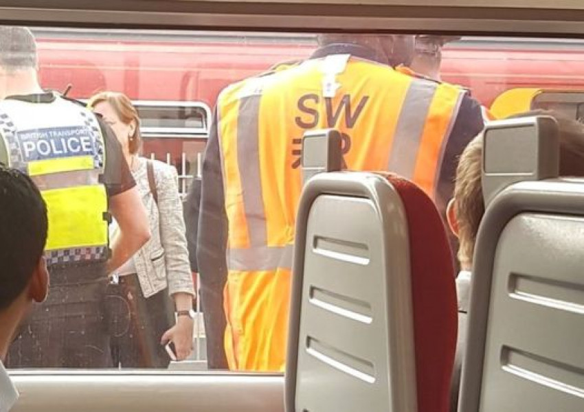 Паника в метрото в западен Лондон заради мъж, четящ Библията