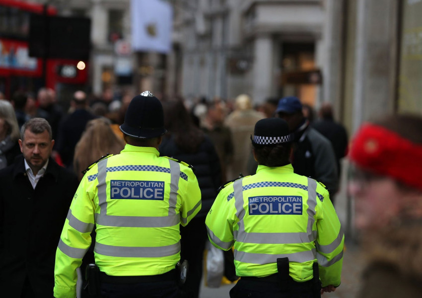 Уволниха лондонски полицай заради сексуален тормоз и расистки коментари!