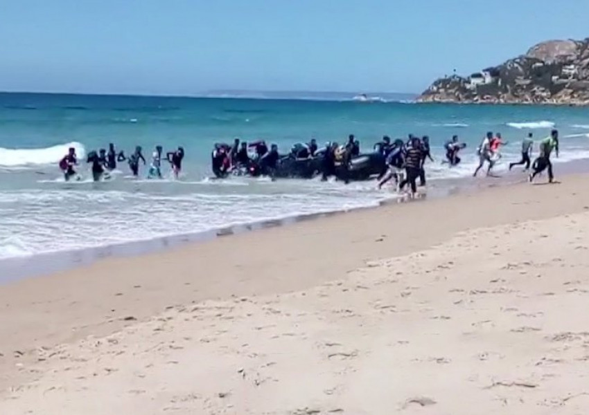 Мигранти се изсипаха на плаж в Испания пред очите на шокирани туристи