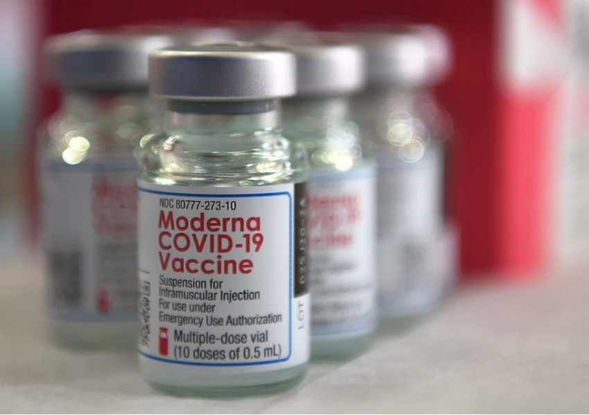 Чуждите частици във ваксината на „Модерна“ били от капачките на флаконите