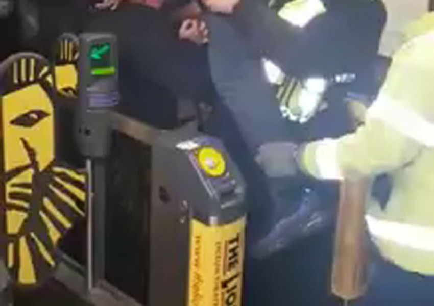 Мъж заклещи пениса си в бариерите на метрото (ВИДЕО 18 +)