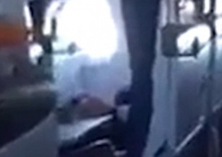 Мъж гледа порно и мастурбира в самолета (ВИДЕО)