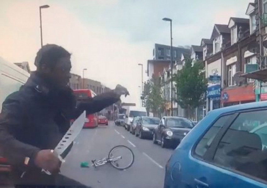 Ужас в Лондон! Мъж гони шофьори с огромен нож! (ВИДЕО)