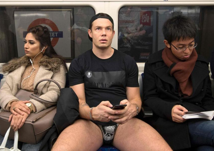 Десетки лондончани се качват полу-голи в метрото
