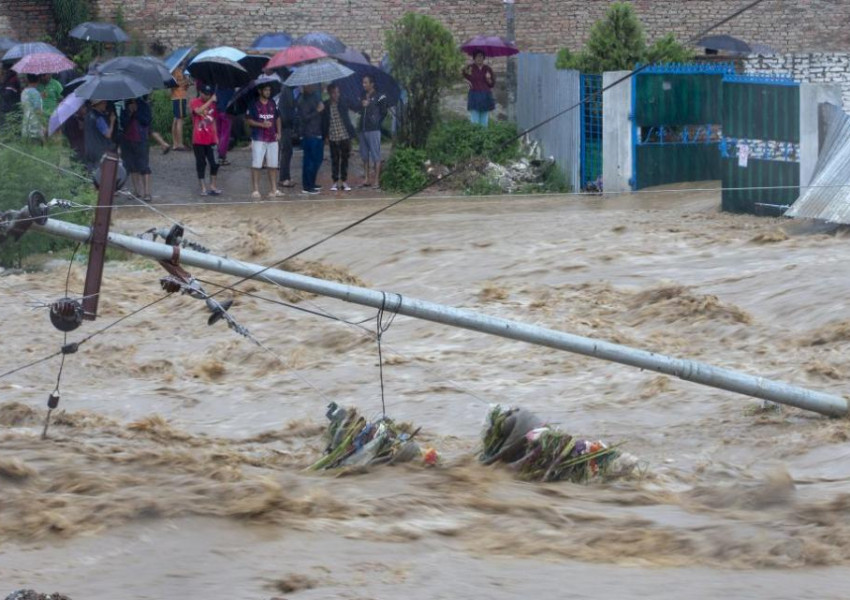 Над 60 загинали при наводнения в Непал