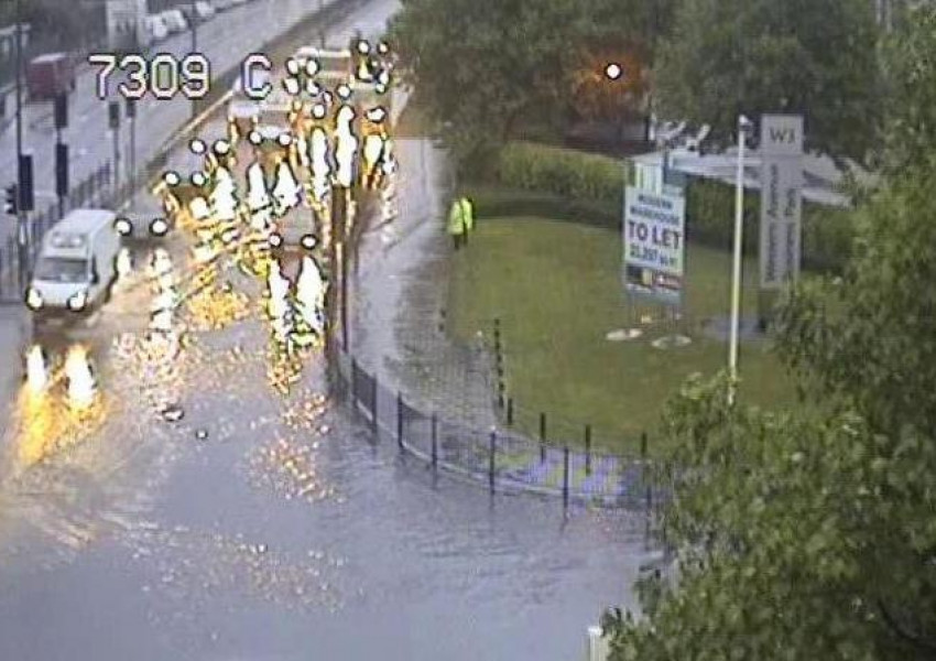 Наводнение! Коли бяха отнесени от дъжда в Западен Лондон!