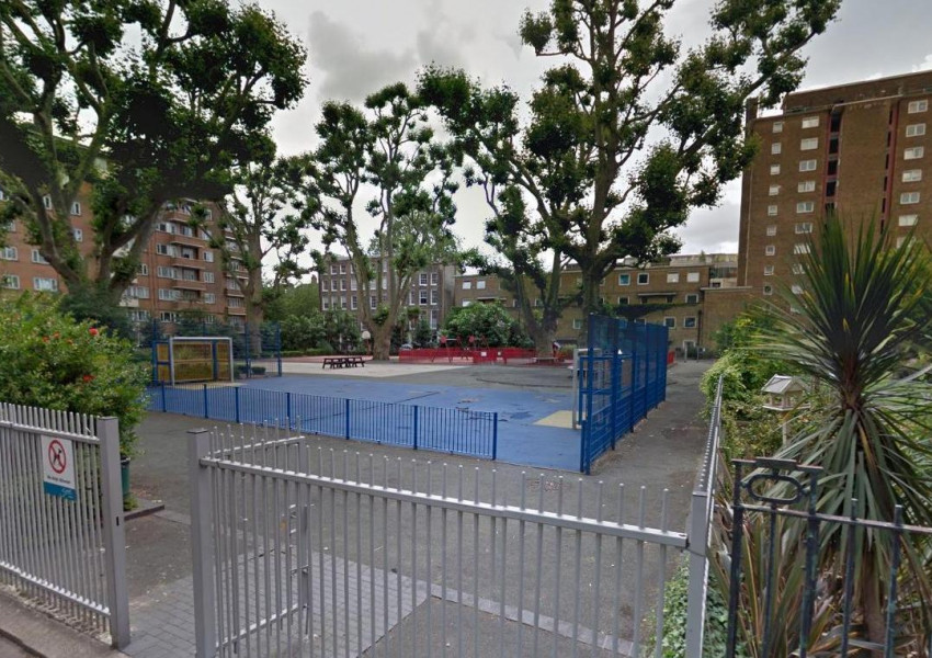 Прободоха с нож млад мъж на детска площадка в Централен Лондон