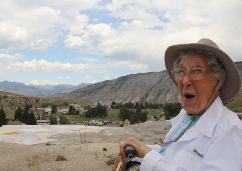Почина 91-годишната жена, която се отказа от химиотерапия и избра да пътешества