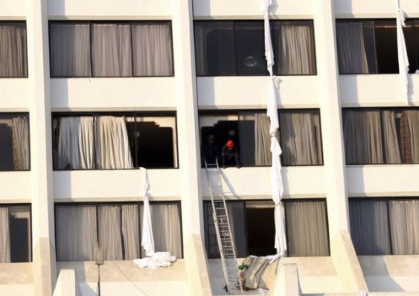 11 загинаха в пожар в хотел в Пакистан