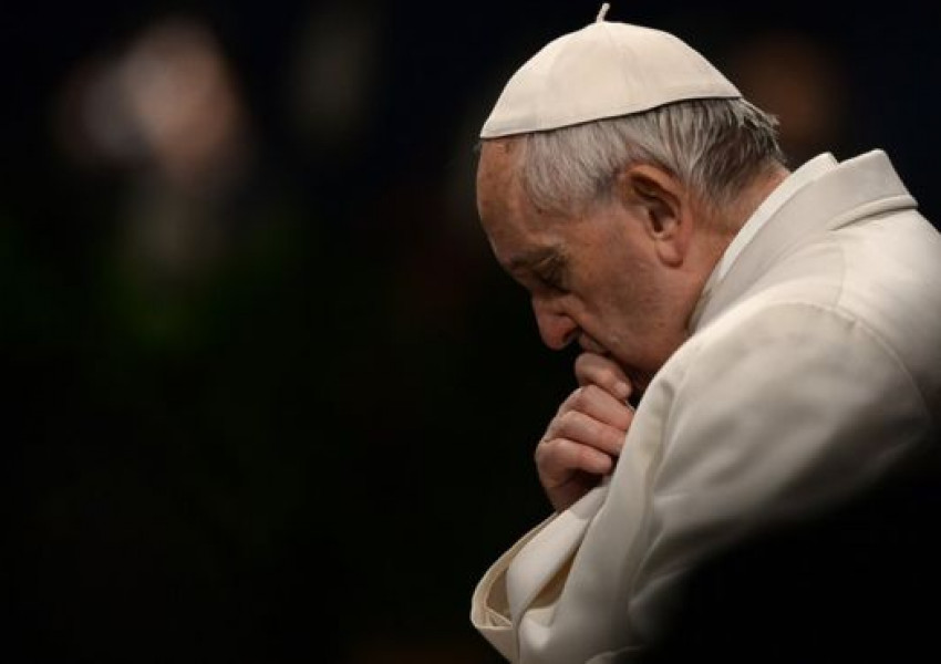 Папата позадрямвал докато се моли