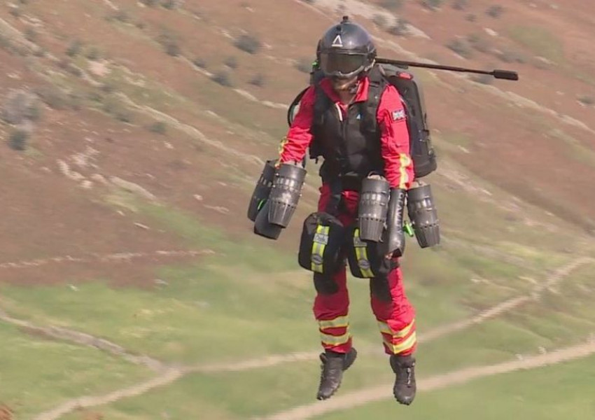 Парамедици се придвижват с летящи костюми в Англия (ВИДЕО)