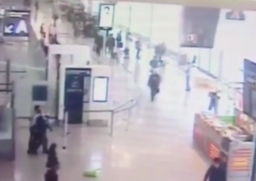 Камера заснела нападението на парижкото летище (СНИМКИ)