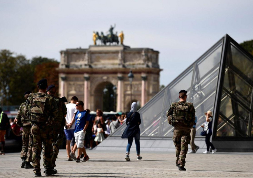 Евакуираха Лувъра след опит за покушение над френски войник