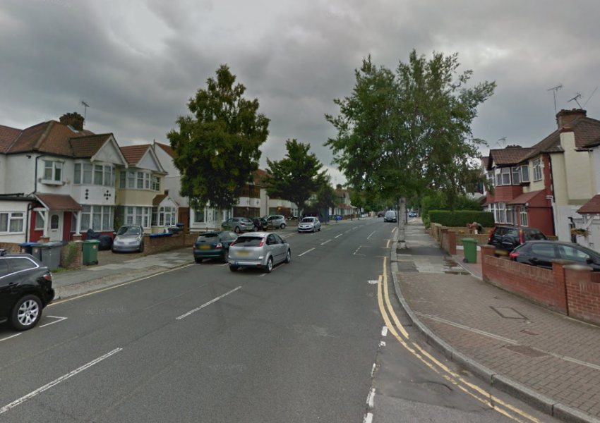 Млад мъж атакува сексуално 12-годишно момче в Северозападен Лондон