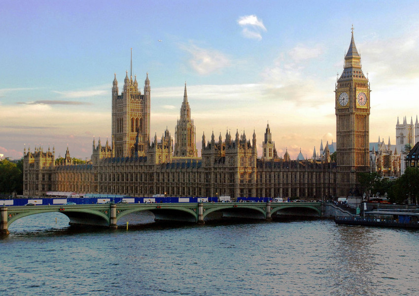 Полицията в Лондон пак на крак, съмнителен пакет в парламента