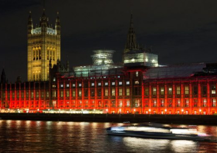 Защо парламентът бе в червен цвят?