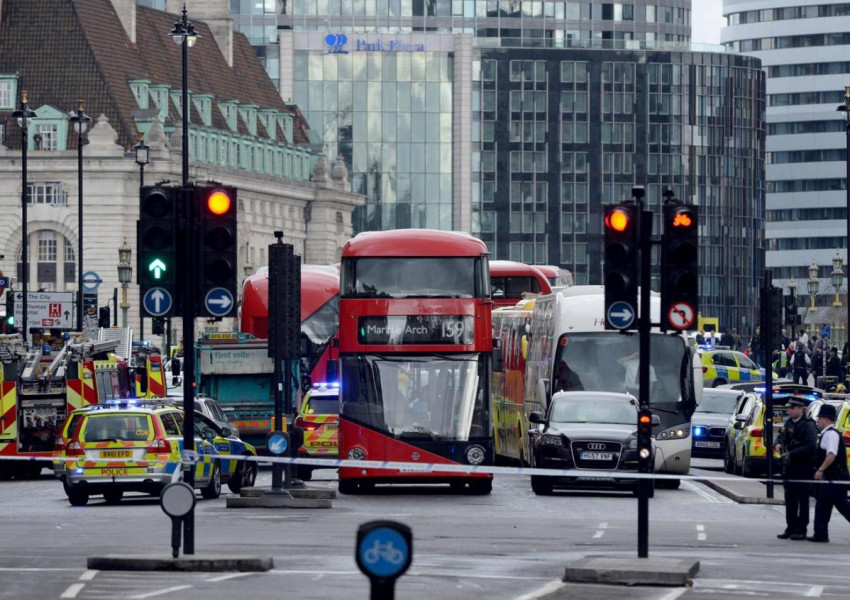 Транспортният хаос в центъра на Лондон е в сила и днес