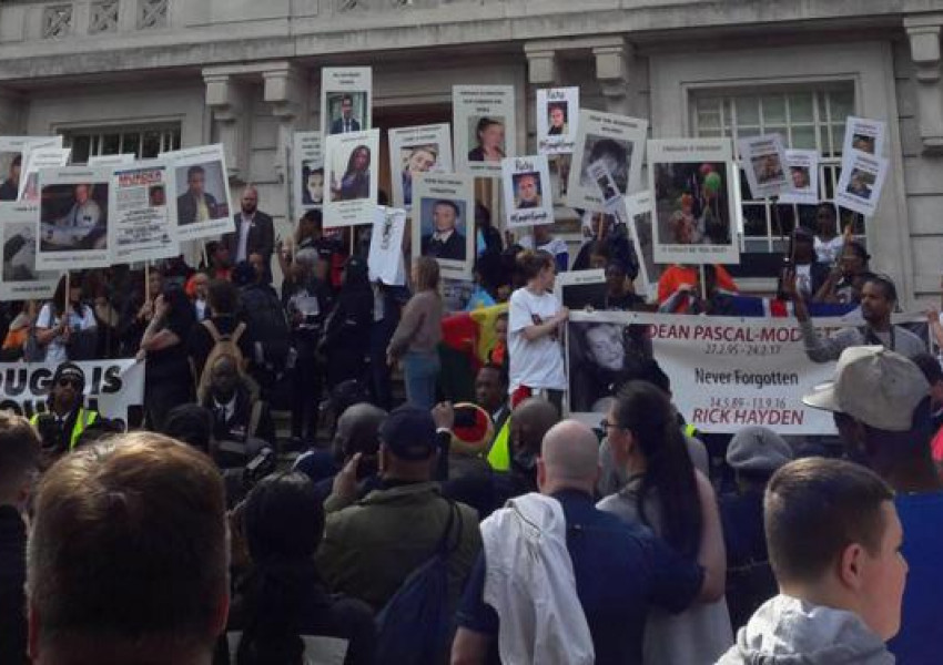 Марш на мира събра близки на убити с нож в Лондон