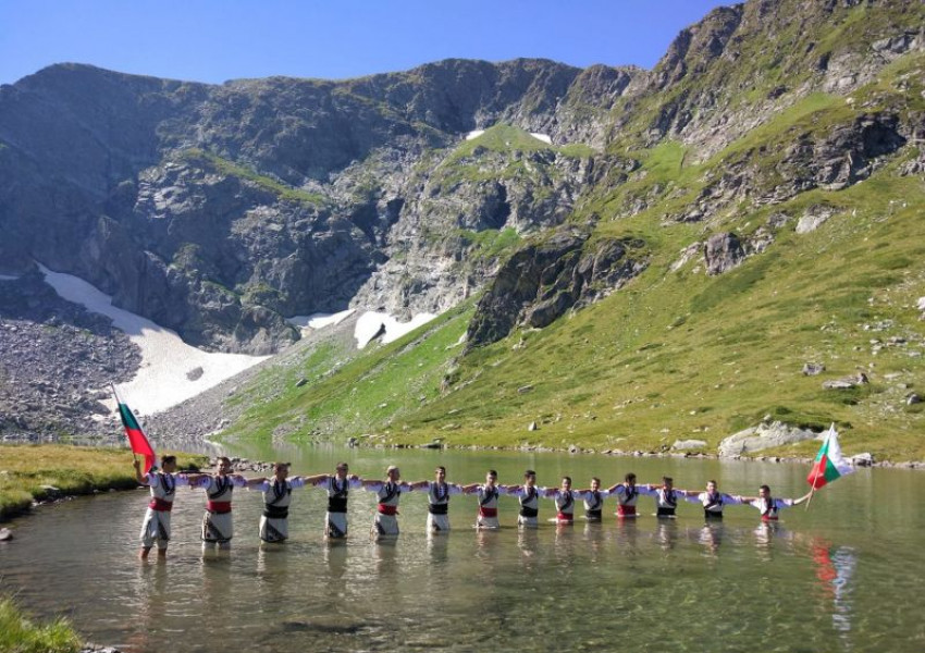 Глоби за организаторите на хорото-кандидат за "Гинес", което се изви край Седемте рилски езера