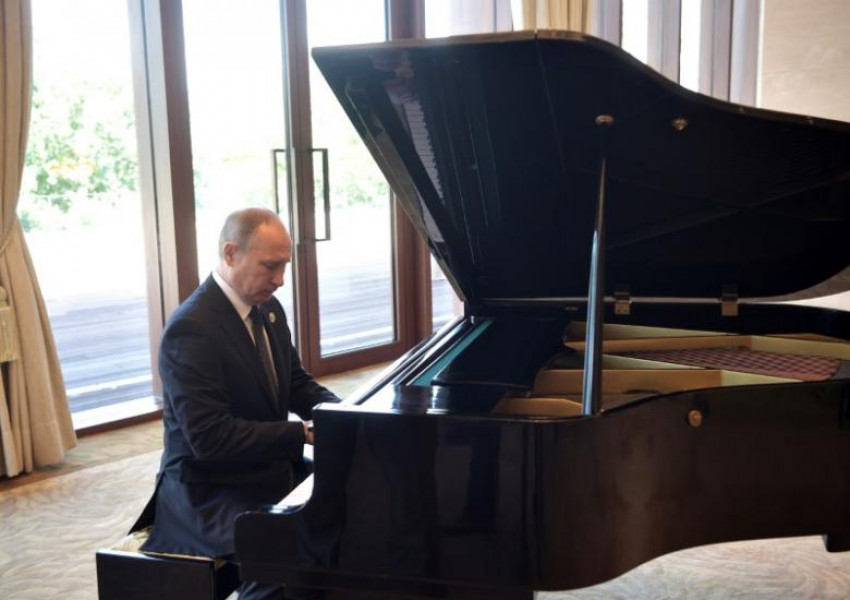 Путин свири на пиано, то се оказва ненастроено