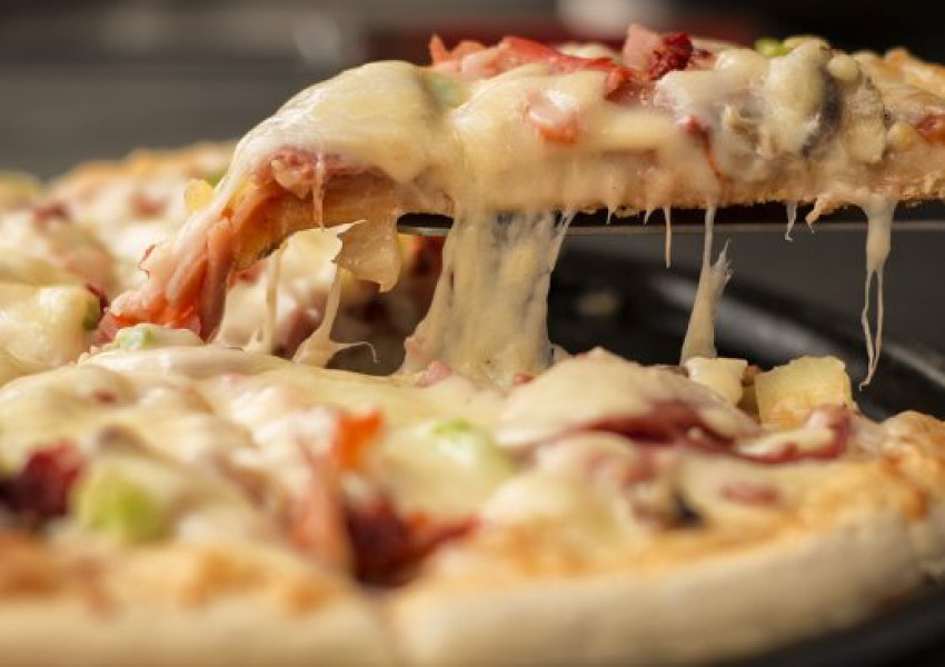Пицария постави рекорд, изработвайки пица със 111 сирена 