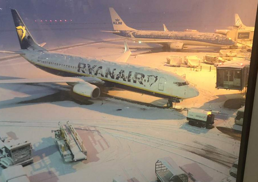Летищата в Манчестър и Ливърпул бяха затворени заради обилен сняг