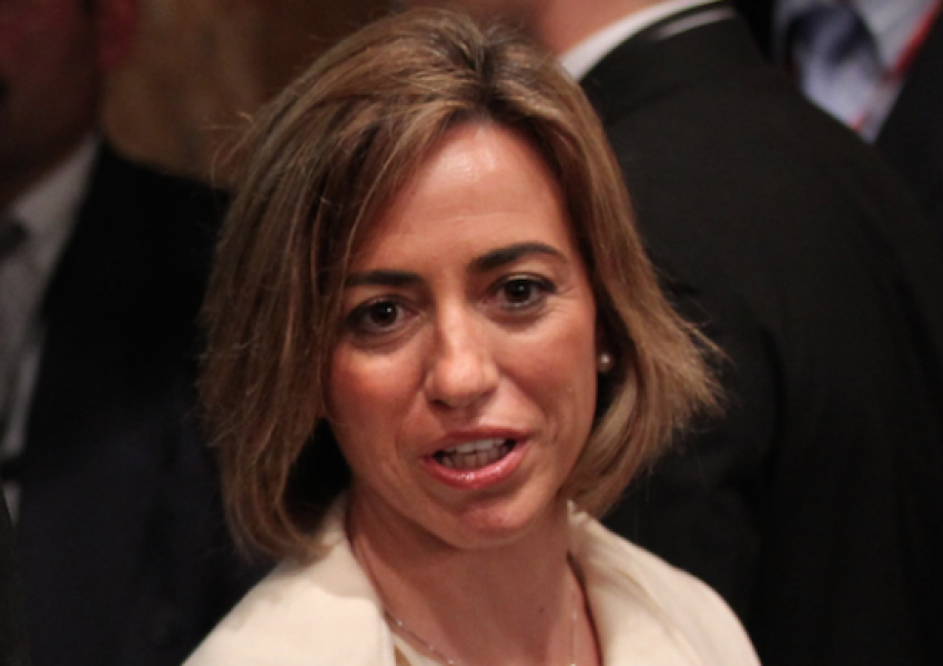 Почина първата жена министър на отбраната на Испания  