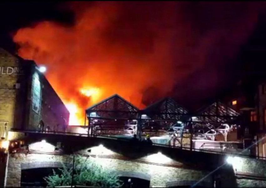 Пожар едва не унищожи Camden Lock Market (ВИДЕО)