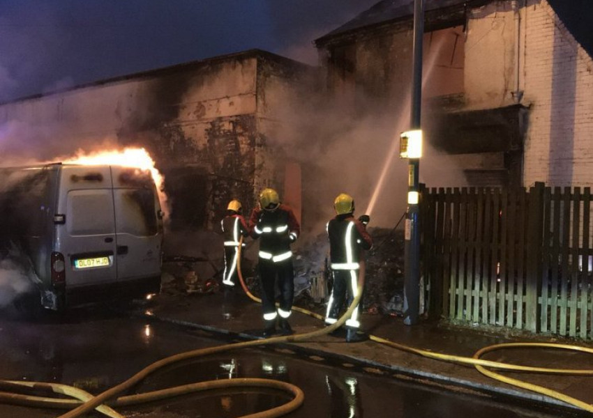 Деца едва не загинаха при огромен пожар в Бирмингам