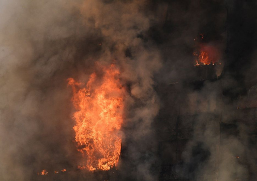 Голям пожар се развилня в Централен Лондон